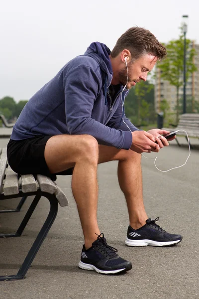 Male athlete listening to music — Stock Photo, Image