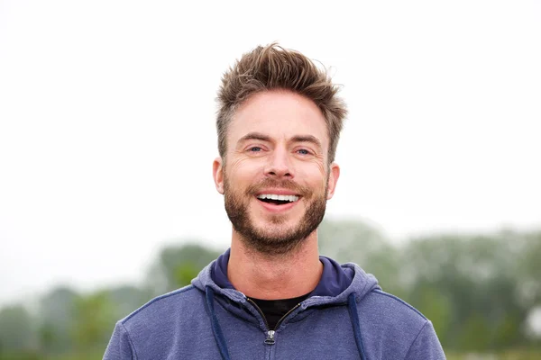 Sonriente hombre atlético de mediana edad — Foto de Stock