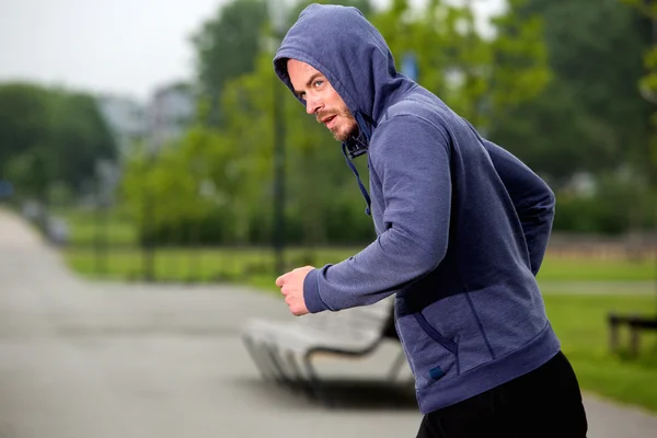 Carefree runner from the side outdoors — Stock Photo, Image