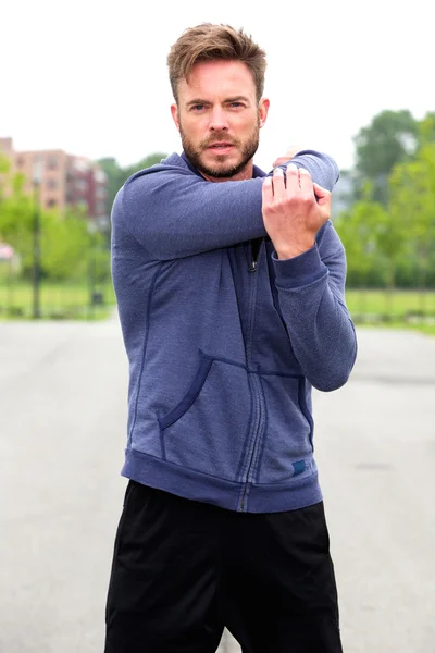 Männlicher Athlet macht Stretching im Freien — Stockfoto