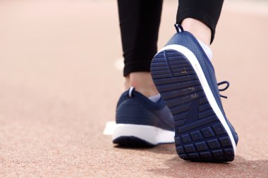 spor ayakkabı kaldırımda portresi