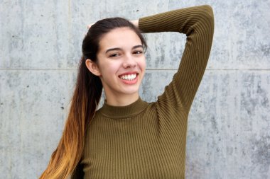 щасливі молода жінка з руки в волосся