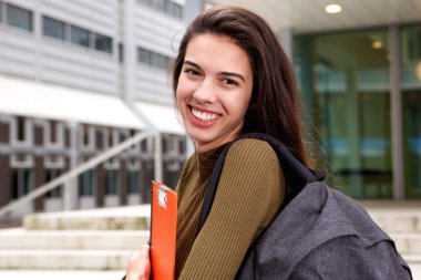 Mutlu genç kadın defter ile 