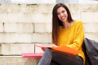 gülümseyen kız öğrenci 