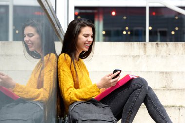 gülümseyen kız öğrenci 