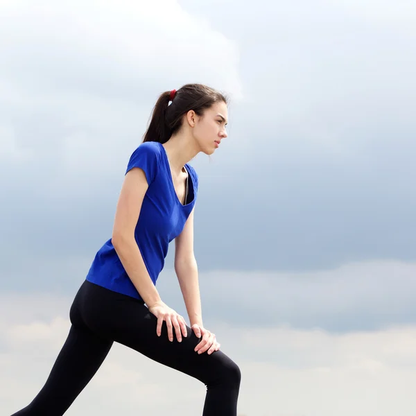 Sportieve vrouw trainingroutine buiten — Stockfoto