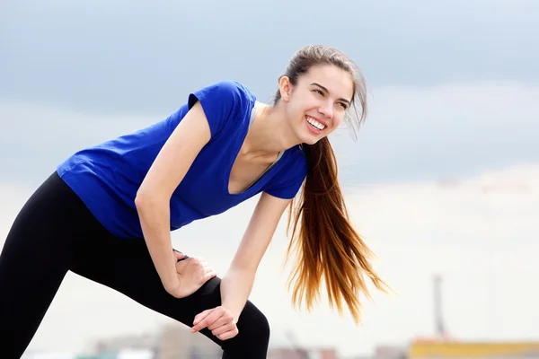 Mujer joven deportiva disfrutando de la rutina de ejercicios —  Fotos de Stock