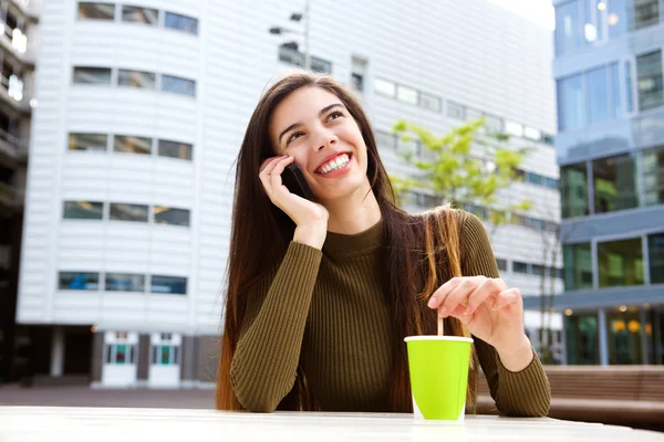Mujer sonriente hablando con el teléfono celular en la cafetería —  Fotos de Stock
