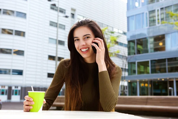 Feliz joven en llamada telefónica —  Fotos de Stock