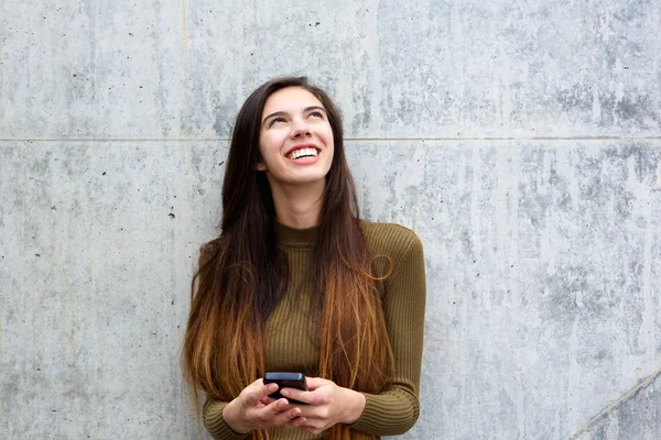 Sorrindo mulher segurando celular — Fotografia de Stock