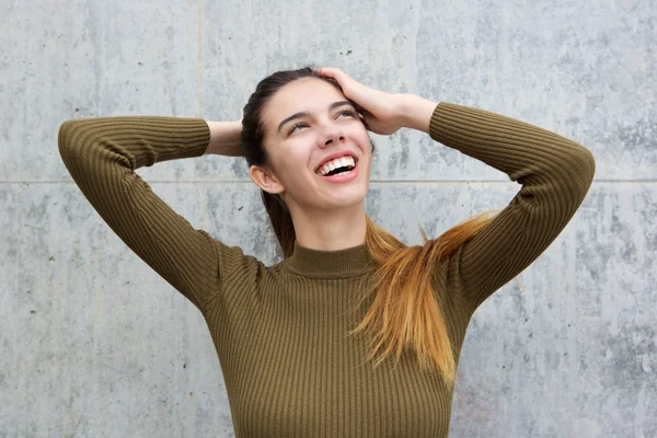 Glad ung kvinna med händerna i håret — Stockfoto