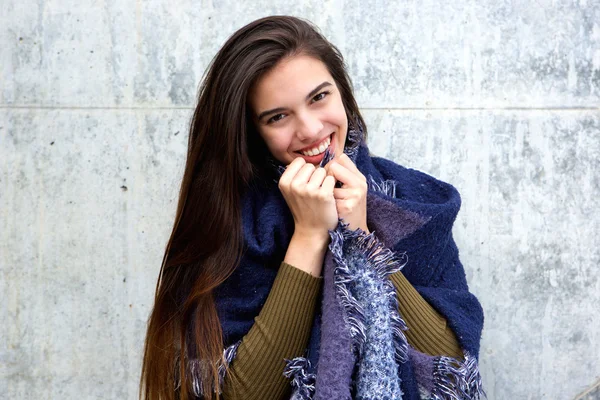 Usmívající se mladá žena — Stock fotografie