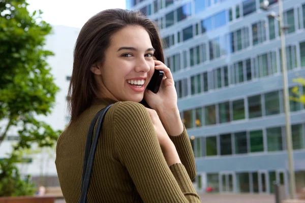 Lycklig ung kvinna med telefon — Stockfoto