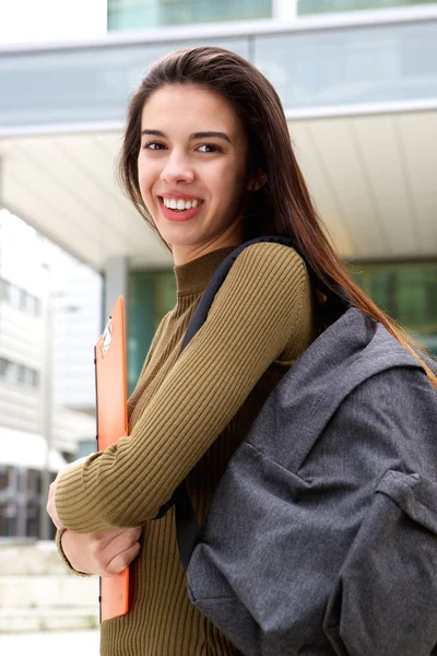 Lachende jonge vrouw met zak — Stockfoto