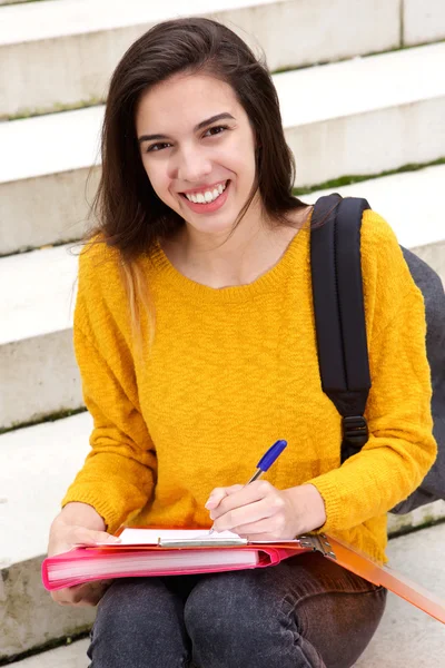 Lachende jonge vrouw aan de Universiteit — Stockfoto