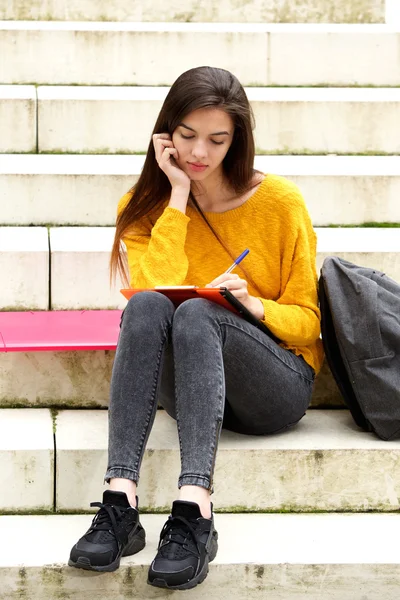 Attraktive Studentin sitzt auf Stufen — Stockfoto