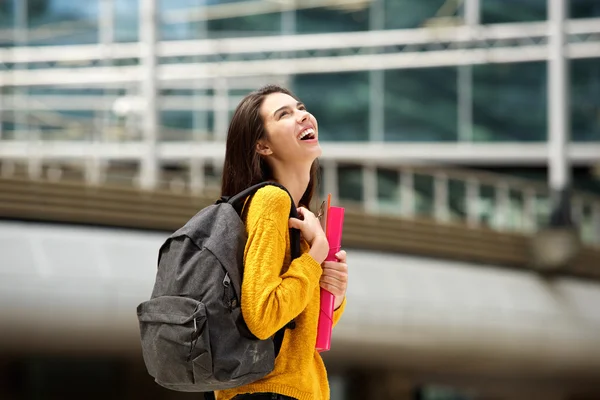 Estudante rindo andando — Fotografia de Stock