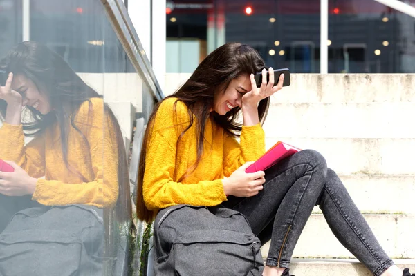 Mujer joven riendo con teléfono móvil —  Fotos de Stock