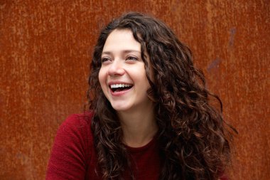 Kahverengi duvara kadın gülen