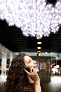 Cep Telefonu Konuşan Kadın