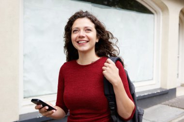 İle akıllı telefon açık havada yürüyen kadın 