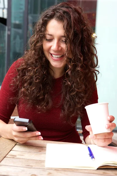 Vrouw bij koffie shop via telefoon — Stockfoto