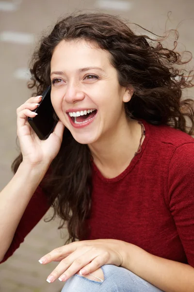 Mulher falando no celular e rindo — Fotografia de Stock