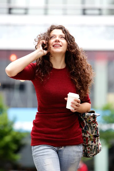 Woman walking and talking on phone — Stock Photo, Image