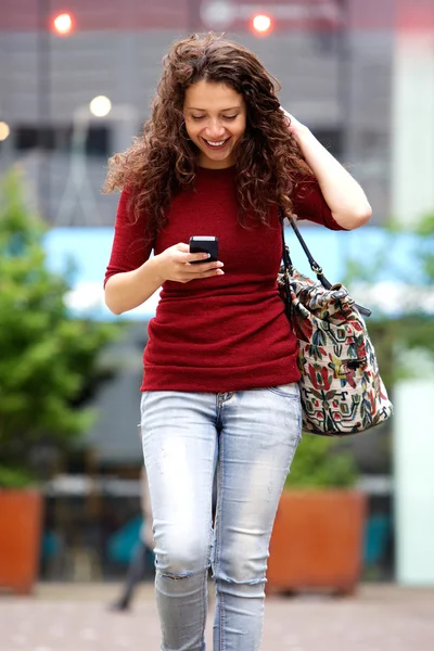 Женщина выходит на улицу с телефоном — стоковое фото
