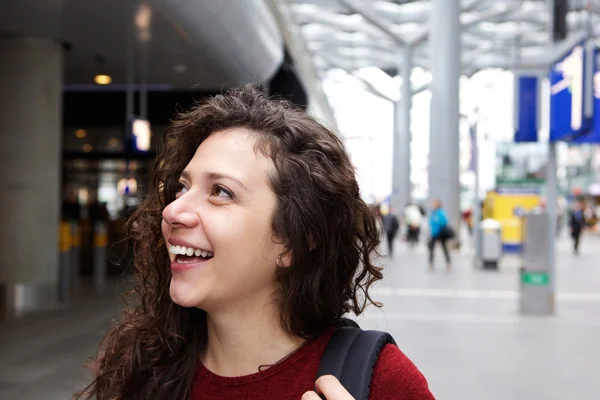 Mujer sonriendo al aire libre con mochila — Foto de Stock