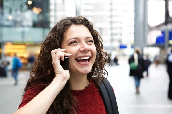 Donna che parla al cellulare e ride — Foto Stock