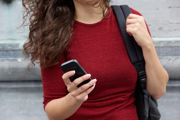 Vrouw met mobiele telefoon in de hand — Stockfoto