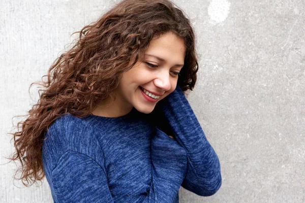 Hermosa joven modelo sonriendo — Foto de Stock