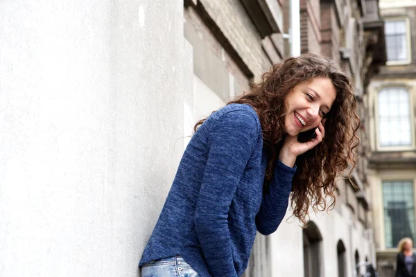 Mulher falando no telefone móvel — Fotografia de Stock