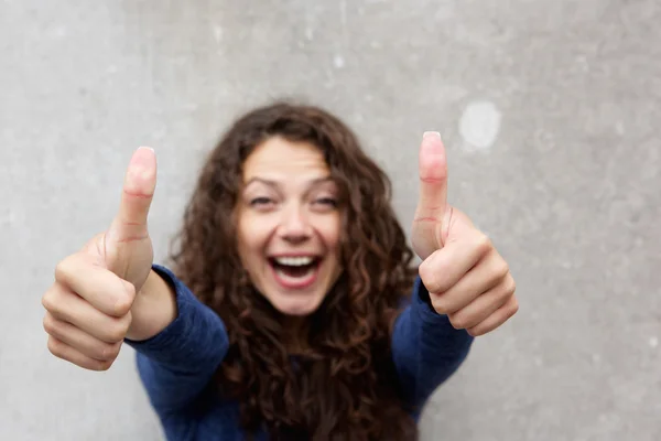 Mujer emocionada renunciando a los pulgares —  Fotos de Stock