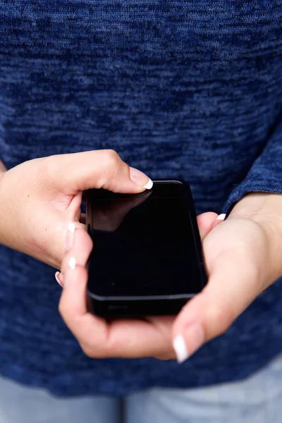 Vrouwelijke handen met behulp van slimme telefoon — Stockfoto