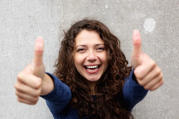 Mujer emocionada renunciando a los pulgares —  Fotos de Stock