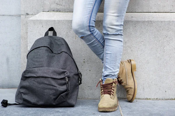 Mochila na calçada com a fêmea em espera — Fotografia de Stock