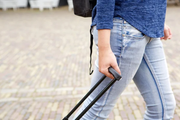 Frau zieht Gepäck auf Stadtstraße — Stockfoto