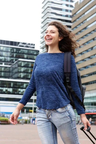 Mujer sonriendo con equipaje en el aeropuerto — Foto de Stock