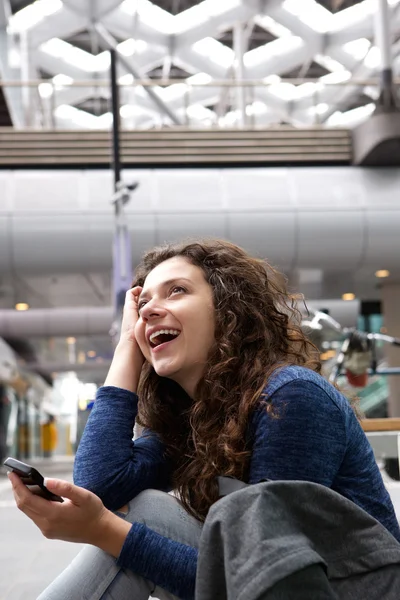 Femme assise à l'extérieur avec téléphone portable — Photo