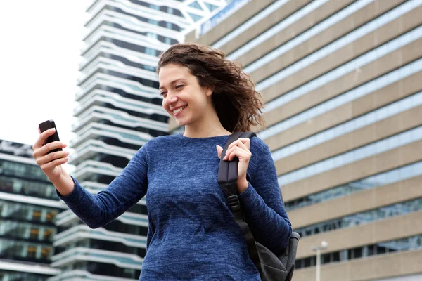 Žena pořizování selfie a usmívá se — Stock fotografie