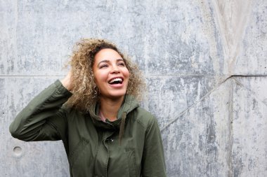 Kadın saç el ile gülüyor