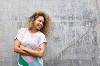 Kollarını kavuşturmuş genç bir kadın.