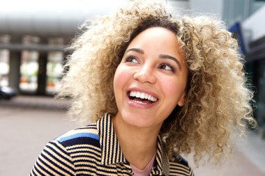 Dışarıda gülümseyen genç kadın