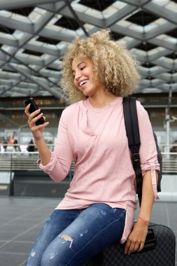 bavul üzerinde oturan genç kadın 