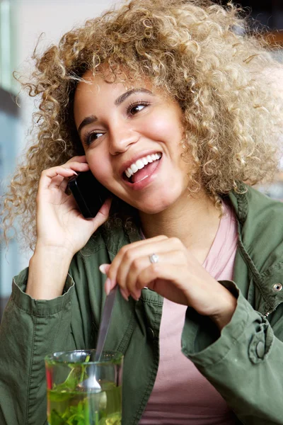 Vrouw die lacht en praten op mobiele telefoon — Stockfoto