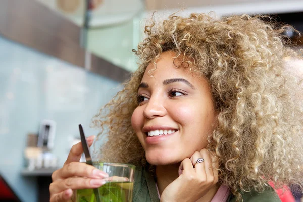 Smiling woman with mint tea — Stock Photo, Image