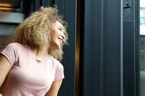 Mujer mirando por la ventana —  Fotos de Stock