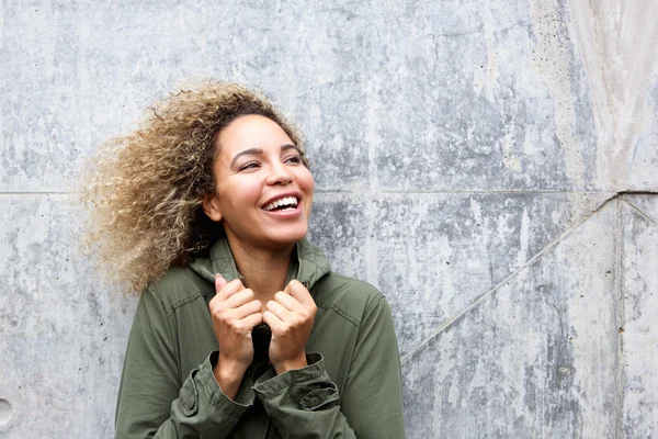 Mujer sosteniendo chaqueta en día ventoso — Foto de Stock